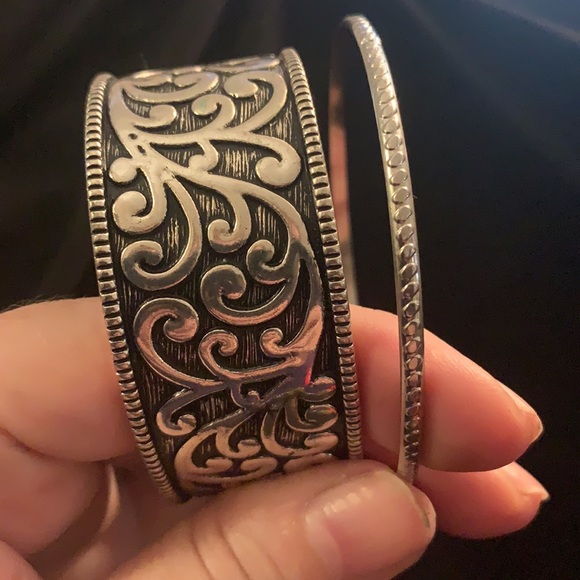 Bangle set of 2 Silver/Black Tone Carved Lot - Picture 4 of 4